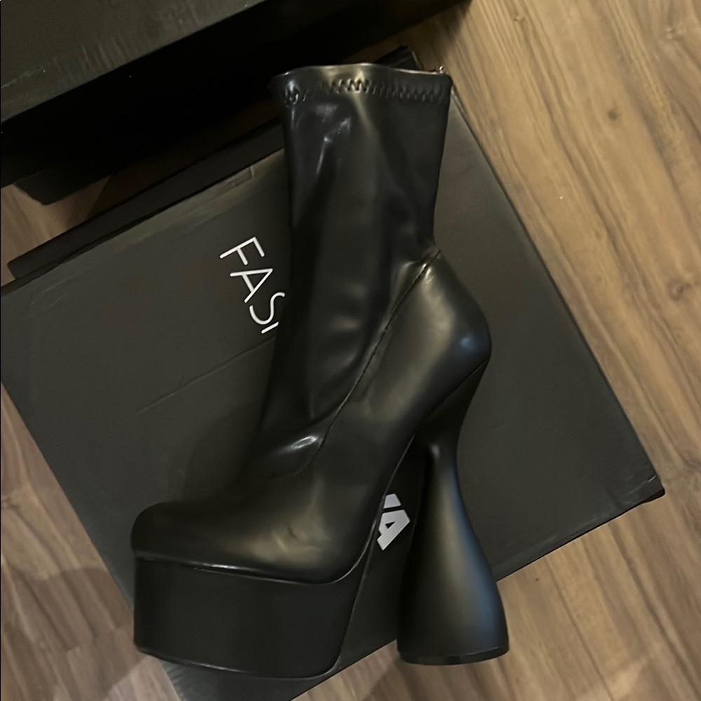 (New) Fashion Nova Black Platform Boots with Chunky Sole